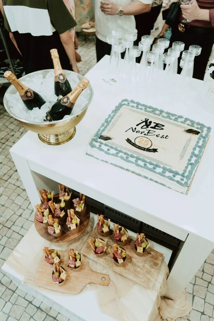 Bolo e mesa preparados para a celebração dos 25 anos da Norbest na Lixa