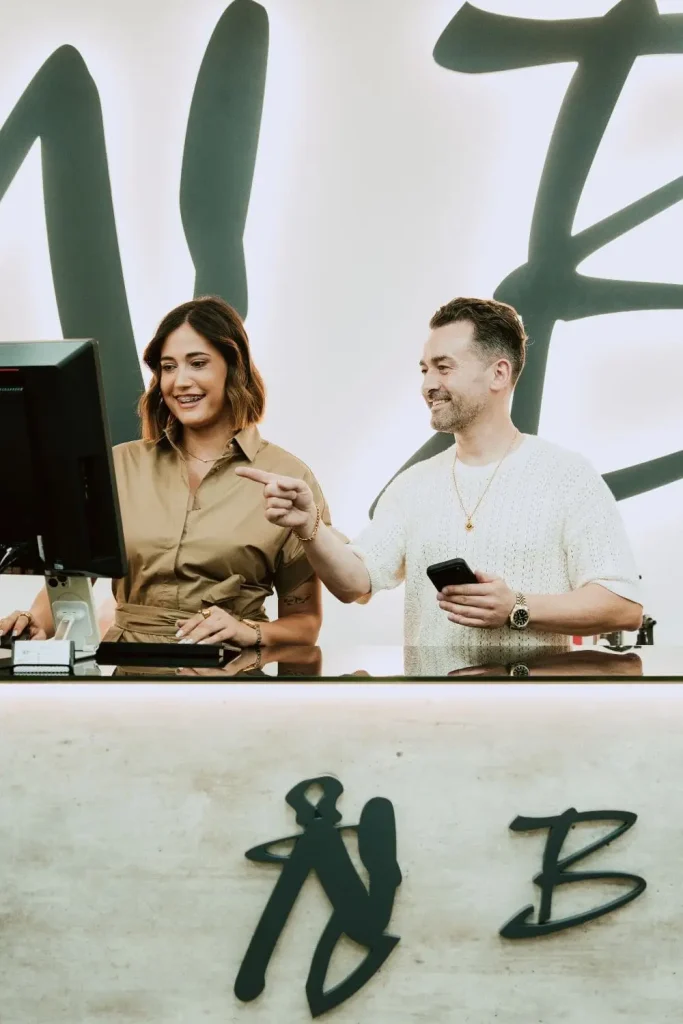 Susana e Norberto da equipa Norbest na loja da Lixa durante a celebração dos 25 anos
